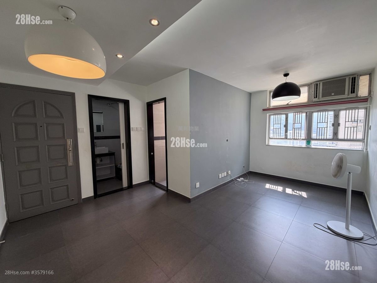 Ming Nga Court Sell 2 Bedrooms , 1 Bathroom 394 ft² ( 36.6 m² )
