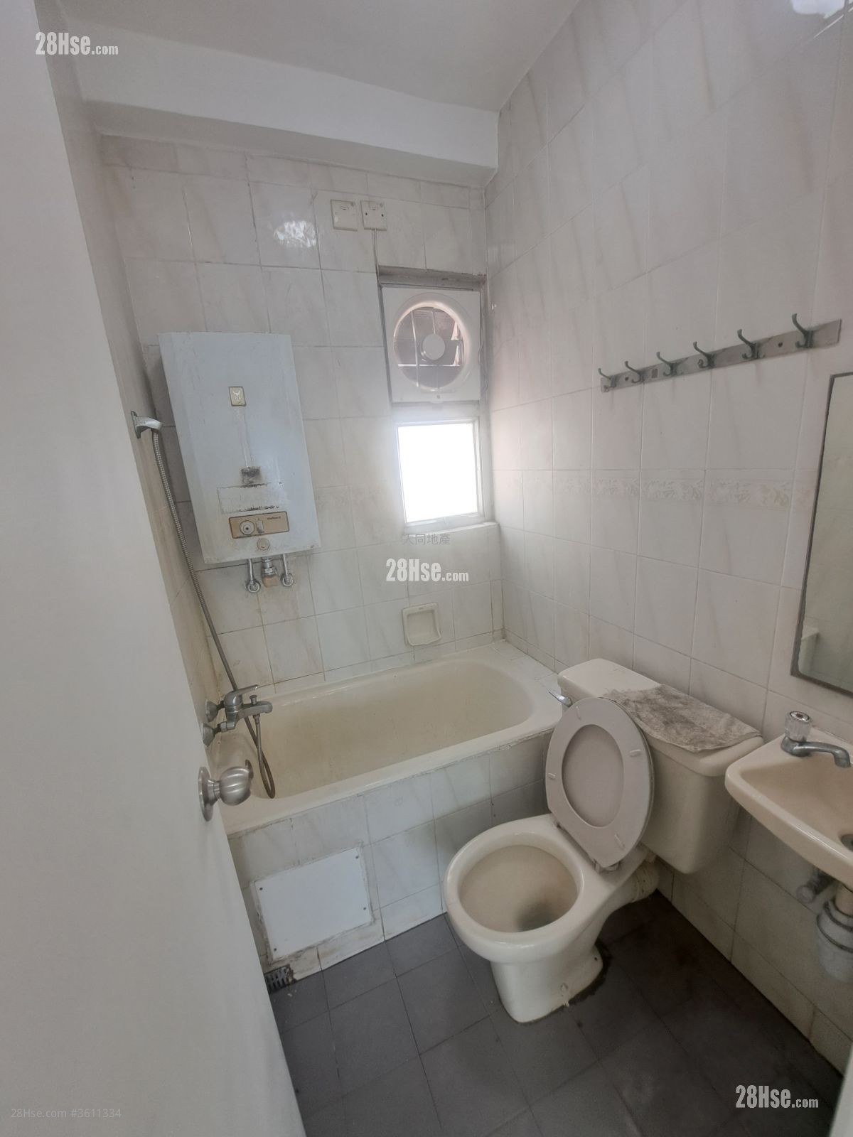 Cheong Fat Mansion Sell 2 Bedrooms , 1 Bathroom 325 ft² ( 30.2 m² ) Cheong Fat Mansion Sell 2 Bedrooms , 1 Bathroom 325 ft² ( 30.2 m² )