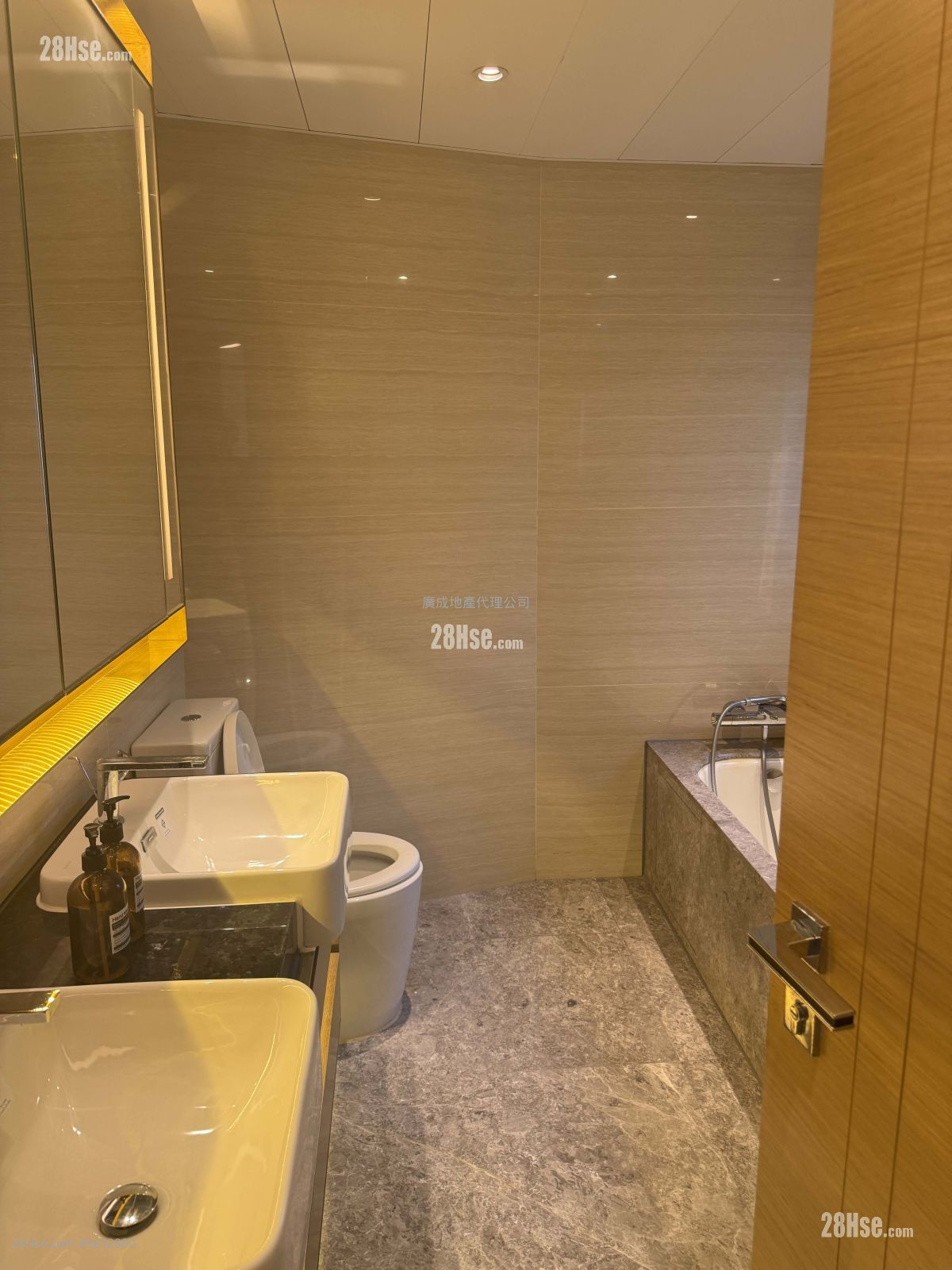 逸璟龙湾 租盘 3 房 , 2 浴室 887 平方尺 ( 82.4 平方米 ) 逸璟龙湾 租盘 3 房 , 2 浴室 887 平方尺 ( 82.4 平方米 )