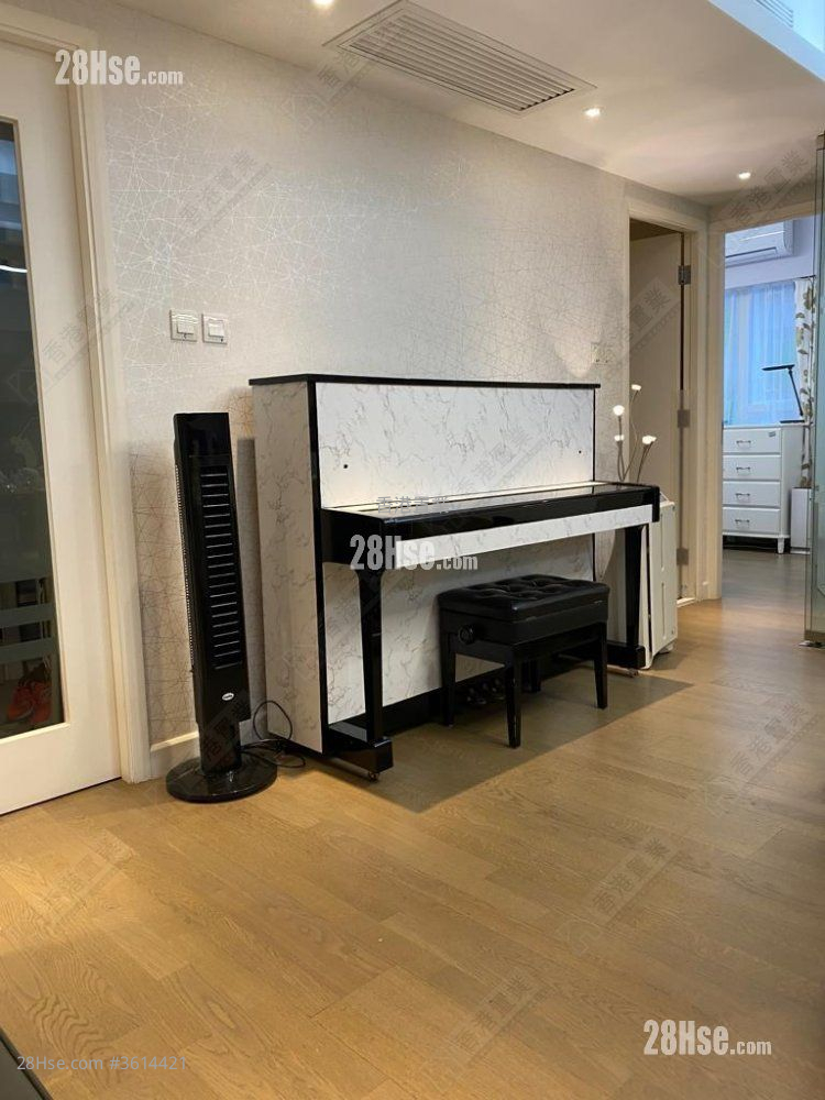 La Vogue Court Sell 3 Bedrooms , 2 Bathrooms 1,003 ft² ( 93.2 m² ) La Vogue Court Sell 3 Bedrooms , 2 Bathrooms 1,003 ft² ( 93.2 m² )