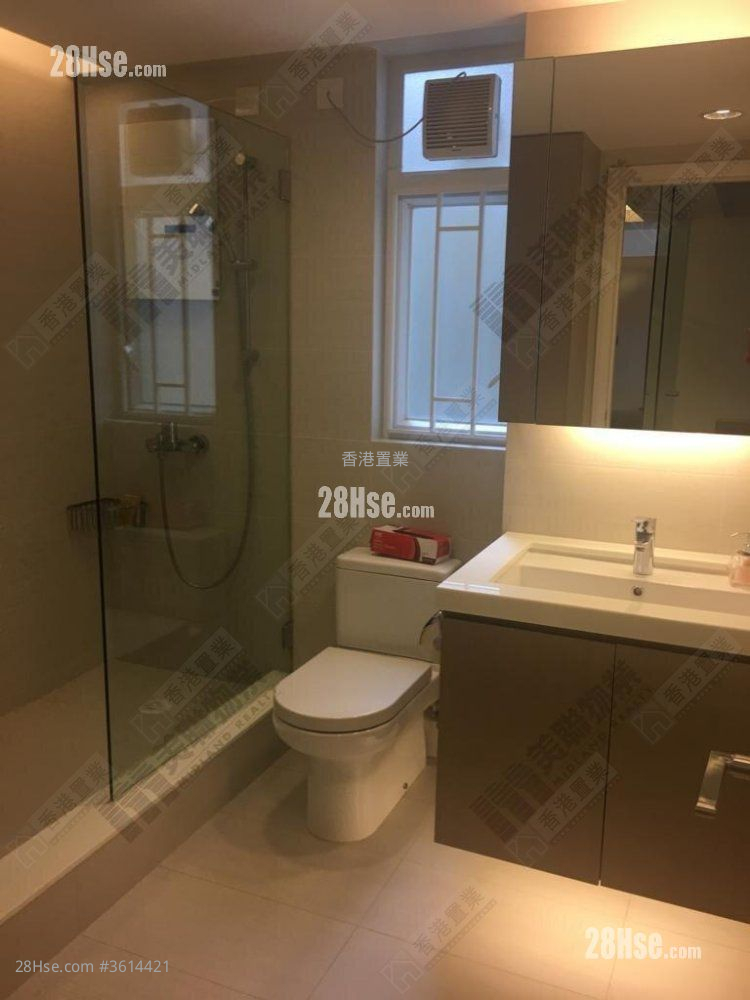 La Vogue Court Sell 3 Bedrooms , 2 Bathrooms 1,003 ft² ( 93.2 m² ) La Vogue Court Sell 3 Bedrooms , 2 Bathrooms 1,003 ft² ( 93.2 m² )