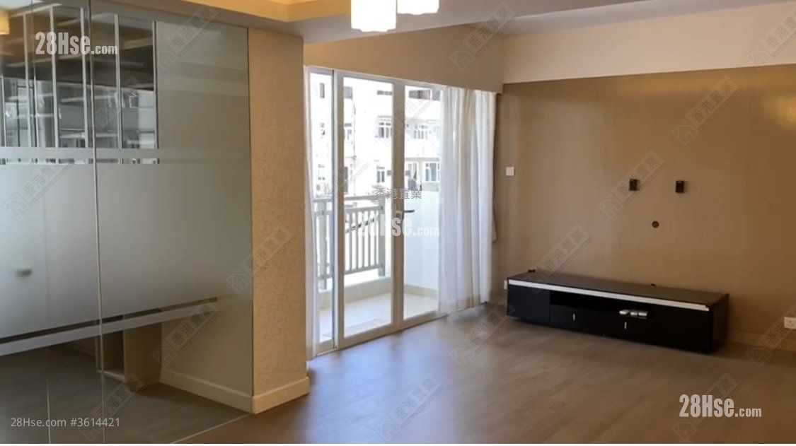 La Vogue Court Sell 3 Bedrooms , 2 Bathrooms 1,003 ft² ( 93.2 m² ) La Vogue Court Sell 3 Bedrooms , 2 Bathrooms 1,003 ft² ( 93.2 m² )