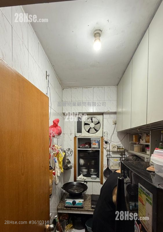 Lee Shun Building Sell 3 Bedrooms , 1 Bathroom 484 ft² ( 45.0 m² ) Lee Shun Building Sell 3 Bedrooms , 1 Bathroom 484 ft² ( 45.0 m² )