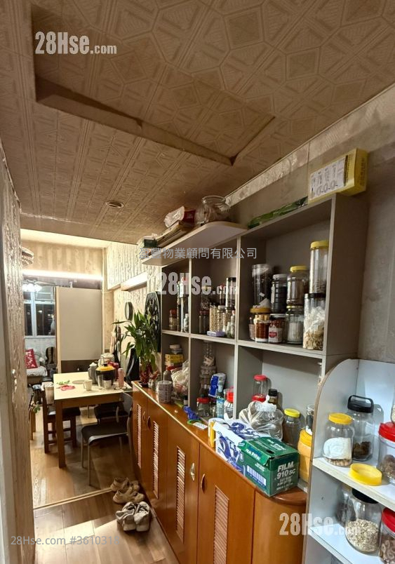 Lee Shun Building Sell 3 Bedrooms , 1 Bathroom 484 ft² ( 45.0 m² ) Lee Shun Building Sell 3 Bedrooms , 1 Bathroom 484 ft² ( 45.0 m² )