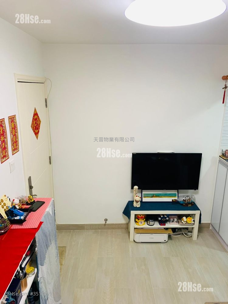 Siu Fung Court Sell 2 Bedrooms , 1 Bathroom 262 ft² ( 24.3 m² ) Siu Fung Court Sell 2 Bedrooms , 1 Bathroom 262 ft² ( 24.3 m² )