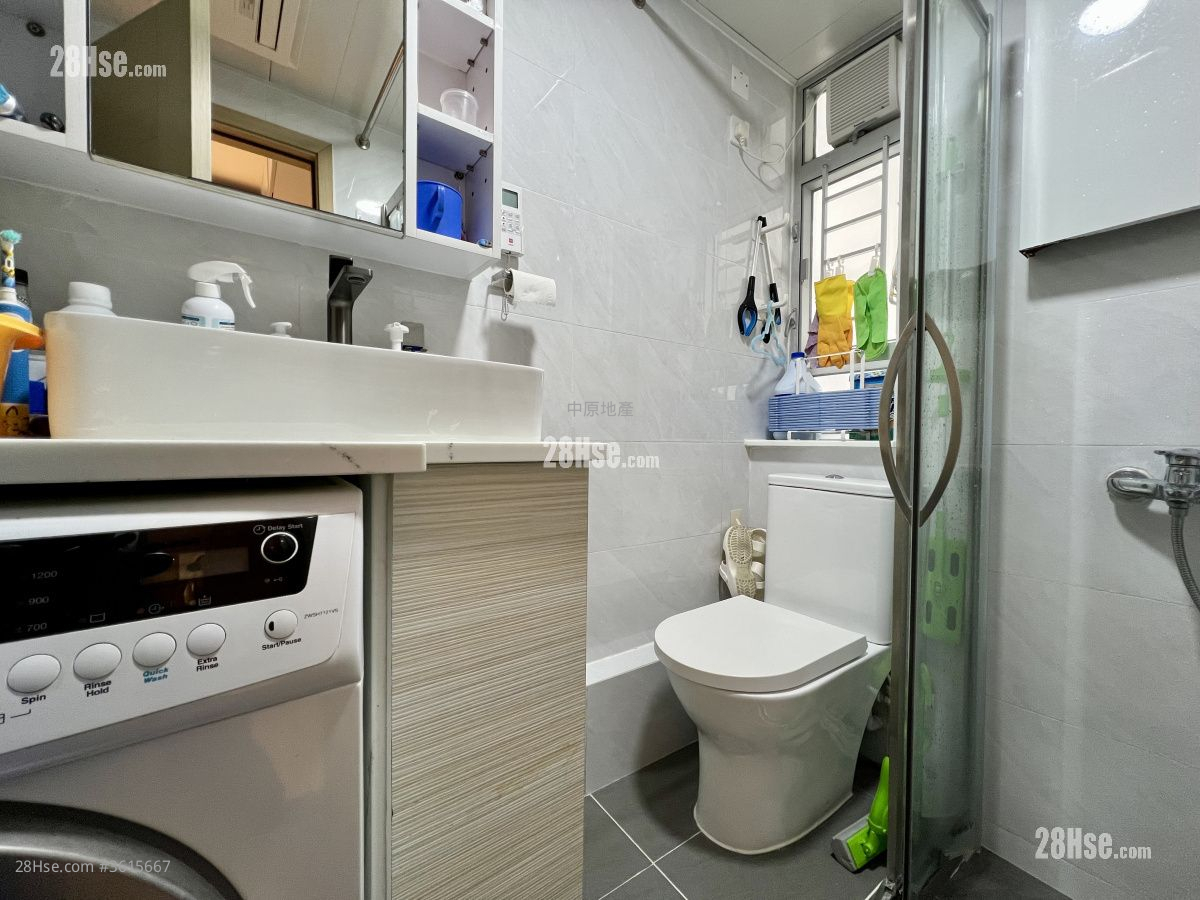Kwun Tak Court Sell 4 Bedrooms , 2 Bathrooms 563 ft² ( 52.3 m² ) Kwun Tak Court Sell 4 Bedrooms , 2 Bathrooms 563 ft² ( 52.3 m² )
