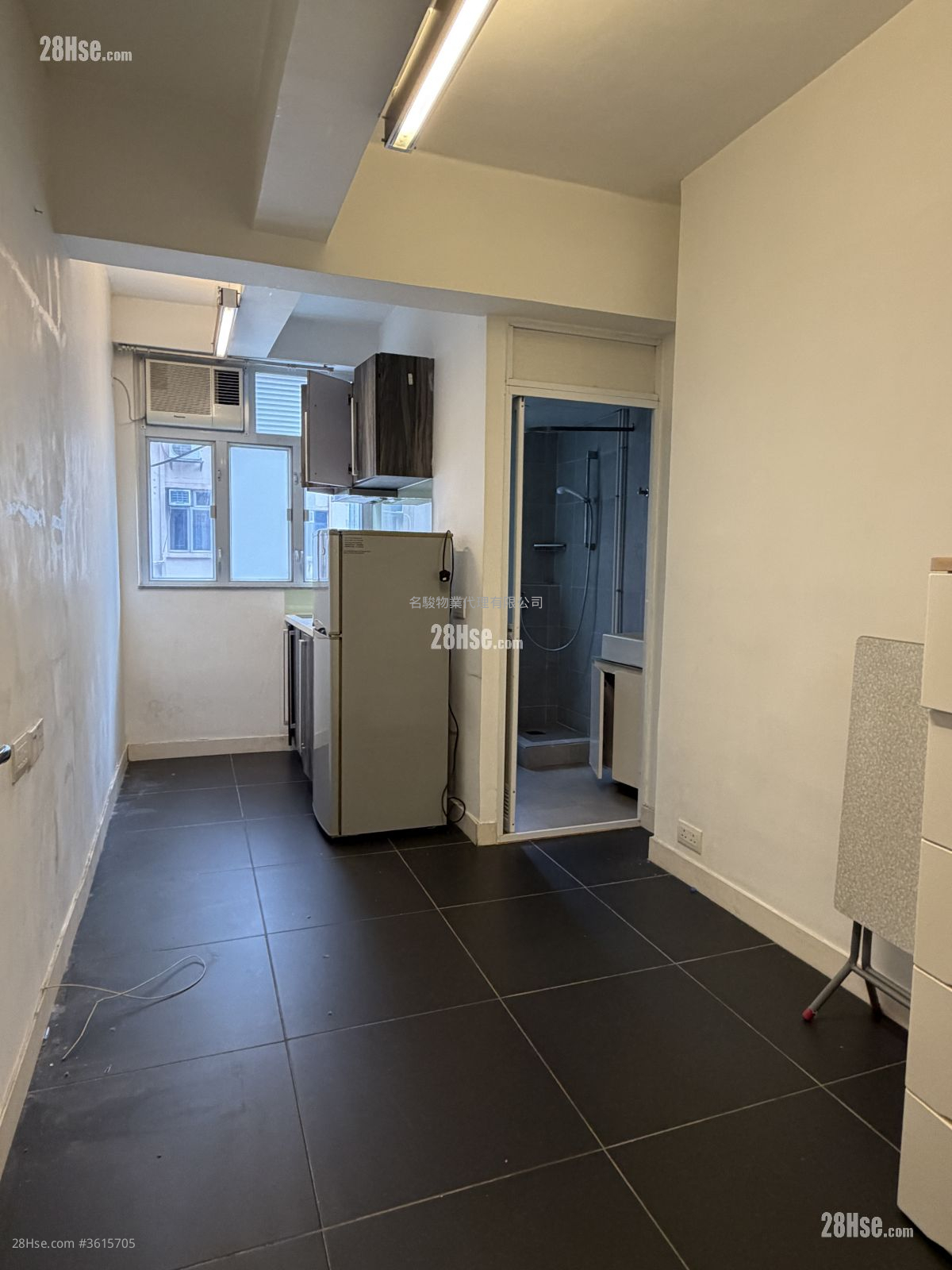 单幢楼房 租盘 开放式间隔 , 1 浴室 130 平方尺 ( 12.1 平方米 ) 单幢楼房 租盘 开放式间隔 , 1 浴室 130 平方尺 ( 12.1 平方米 )