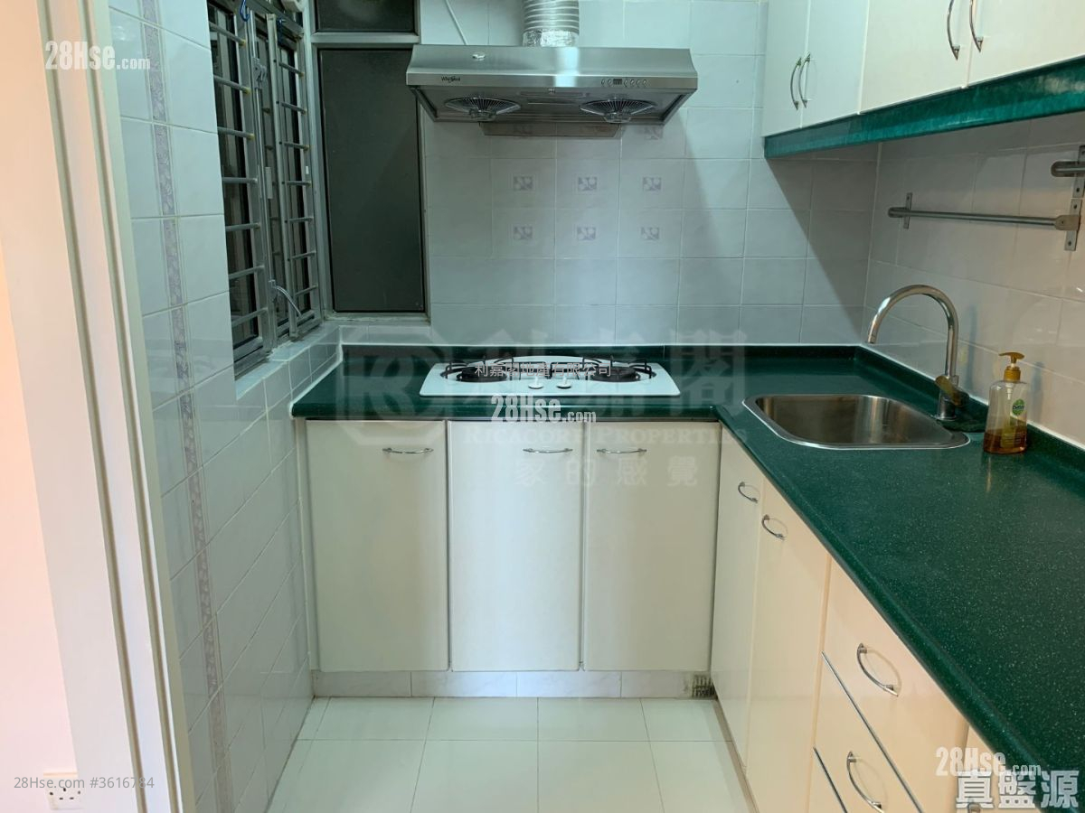 Sceneway Garden Rental 3 Bedrooms , 2 Bathrooms 720 ft² ( 66.9 m² ) Sceneway Garden Rental 3 Bedrooms , 2 Bathrooms 720 ft² ( 66.9 m² )