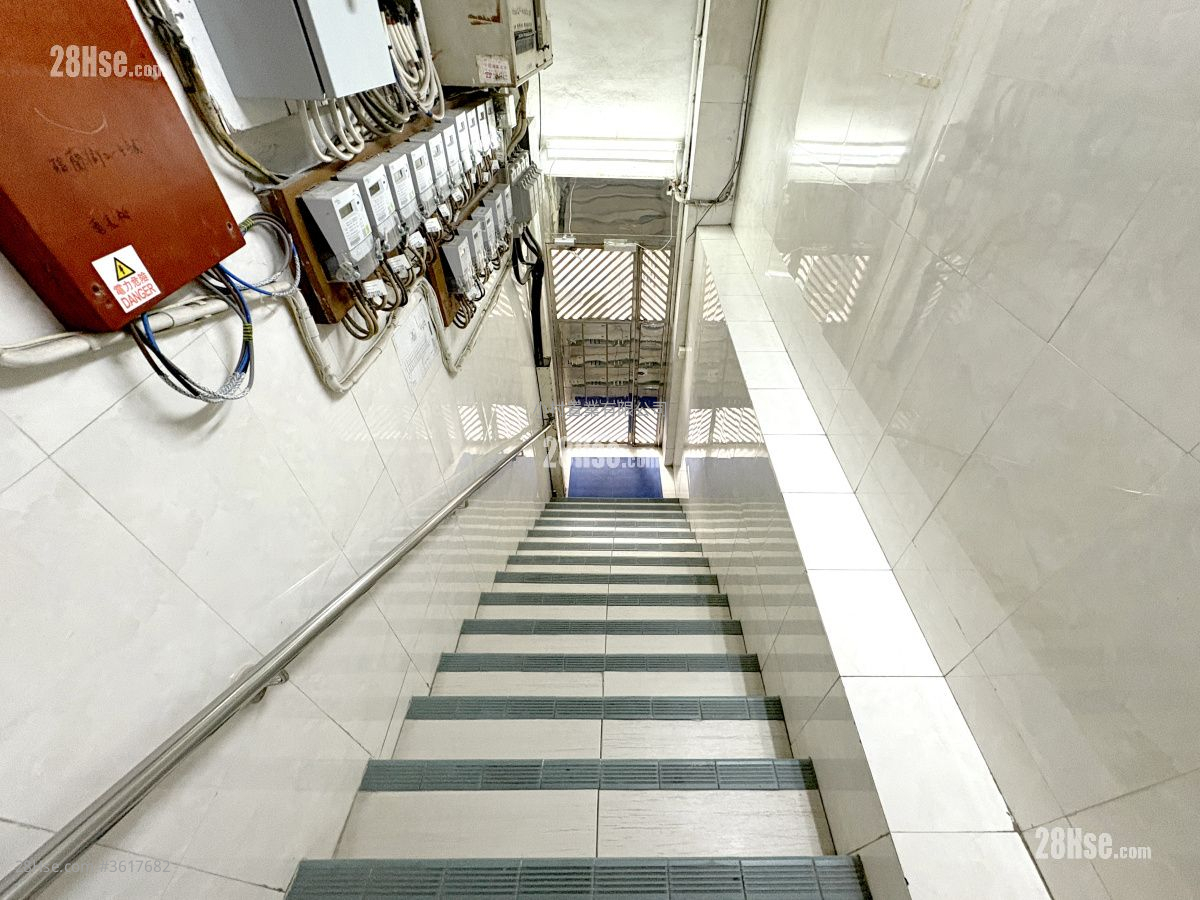 大厦入口: 欢乐楼 租盘 3 房 , 1 浴室 407 平方尺 ( 37.8 平方米 ) 大厦入口: 欢乐楼 租盘 3 房 , 1 浴室 407 平方尺 ( 37.8 平方米 )