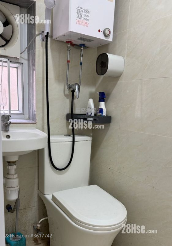 唐楼 租盘 1 房 , 1 浴室 210 平方尺 ( 19.5 平方米 ) 唐楼 租盘 1 房 , 1 浴室 210 平方尺 ( 19.5 平方米 )