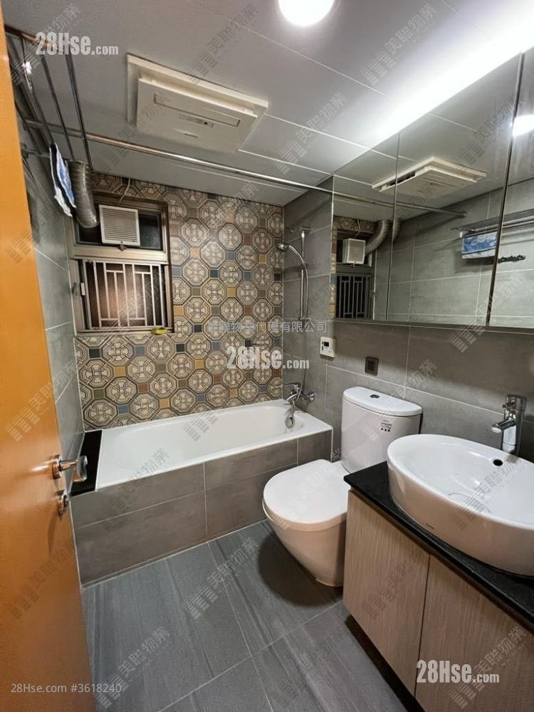 Park Central Sell 2 Bedrooms , 1 Bathroom 384 ft² ( 35.7 m² ) Park Central Sell 2 Bedrooms , 1 Bathroom 384 ft² ( 35.7 m² )