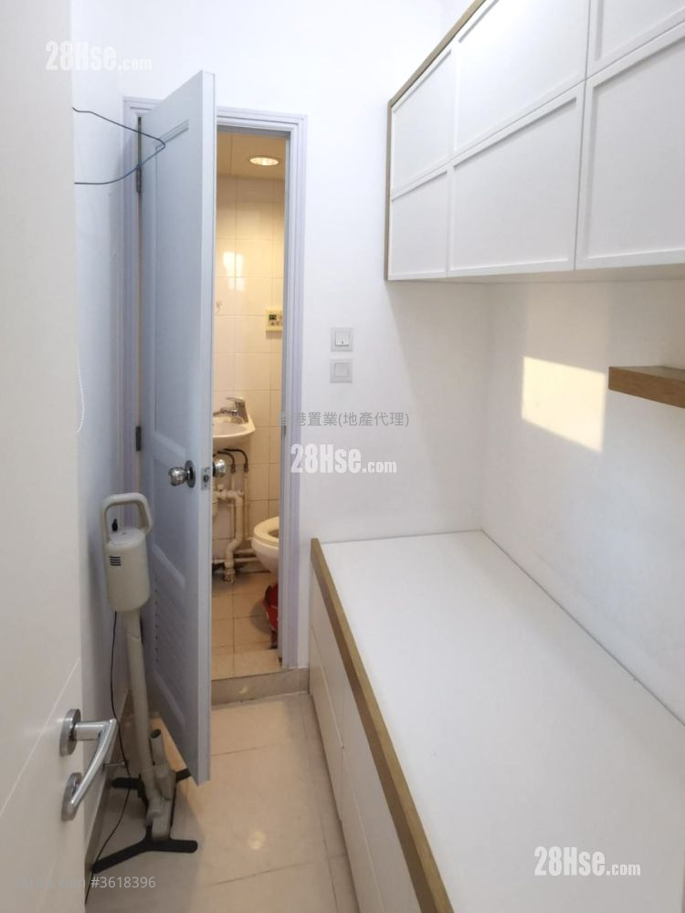 The Long Beach Rental 3 Bedrooms , 2 Bathrooms 842 ft² ( 78.2 m² ) The Long Beach Rental 3 Bedrooms , 2 Bathrooms 842 ft² ( 78.2 m² )