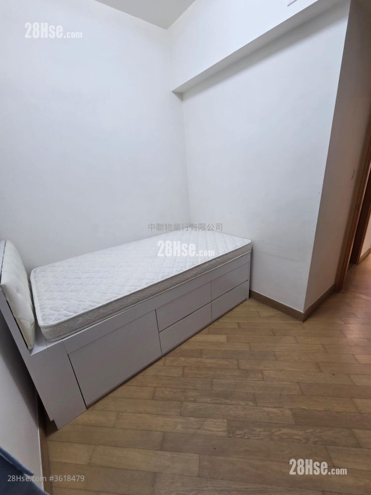 The Riverpark Rental 3 Bedrooms , 3 Bathrooms 825 ft² ( 76.6 m² ) The Riverpark Rental 3 Bedrooms , 3 Bathrooms 825 ft² ( 76.6 m² )