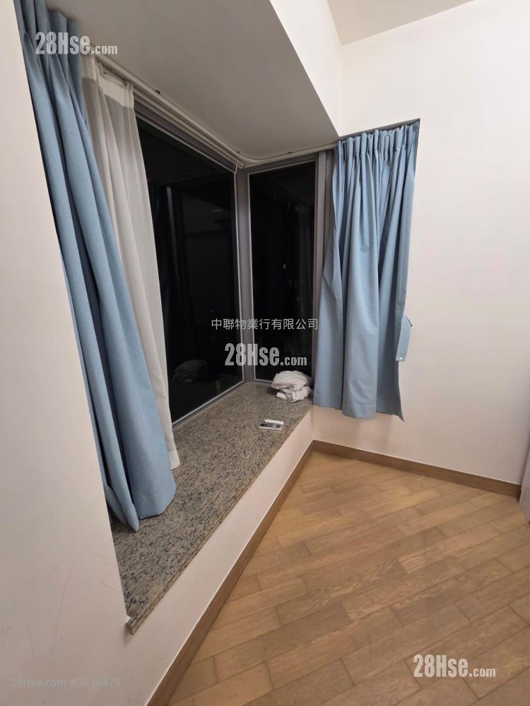 The Riverpark Rental 3 Bedrooms , 3 Bathrooms 825 ft² ( 76.6 m² ) The Riverpark Rental 3 Bedrooms , 3 Bathrooms 825 ft² ( 76.6 m² )