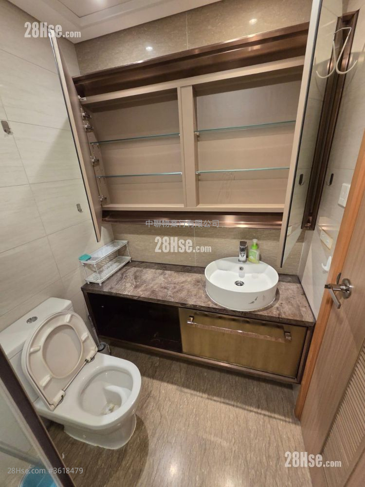 The Riverpark Rental 3 Bedrooms , 3 Bathrooms 825 ft² ( 76.6 m² ) The Riverpark Rental 3 Bedrooms , 3 Bathrooms 825 ft² ( 76.6 m² )