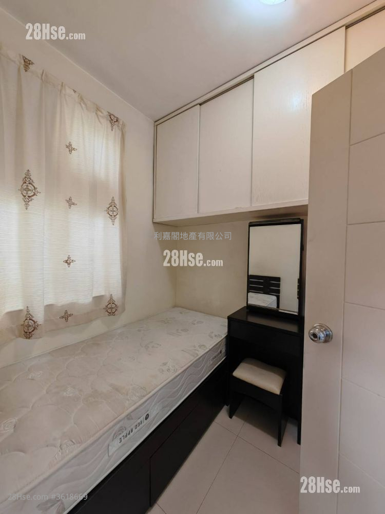 Ching Wah Court Sell 2 Bedrooms , 1 Bathroom 363 ft² ( 33.7 m² ) Ching Wah Court Sell 2 Bedrooms , 1 Bathroom 363 ft² ( 33.7 m² )
