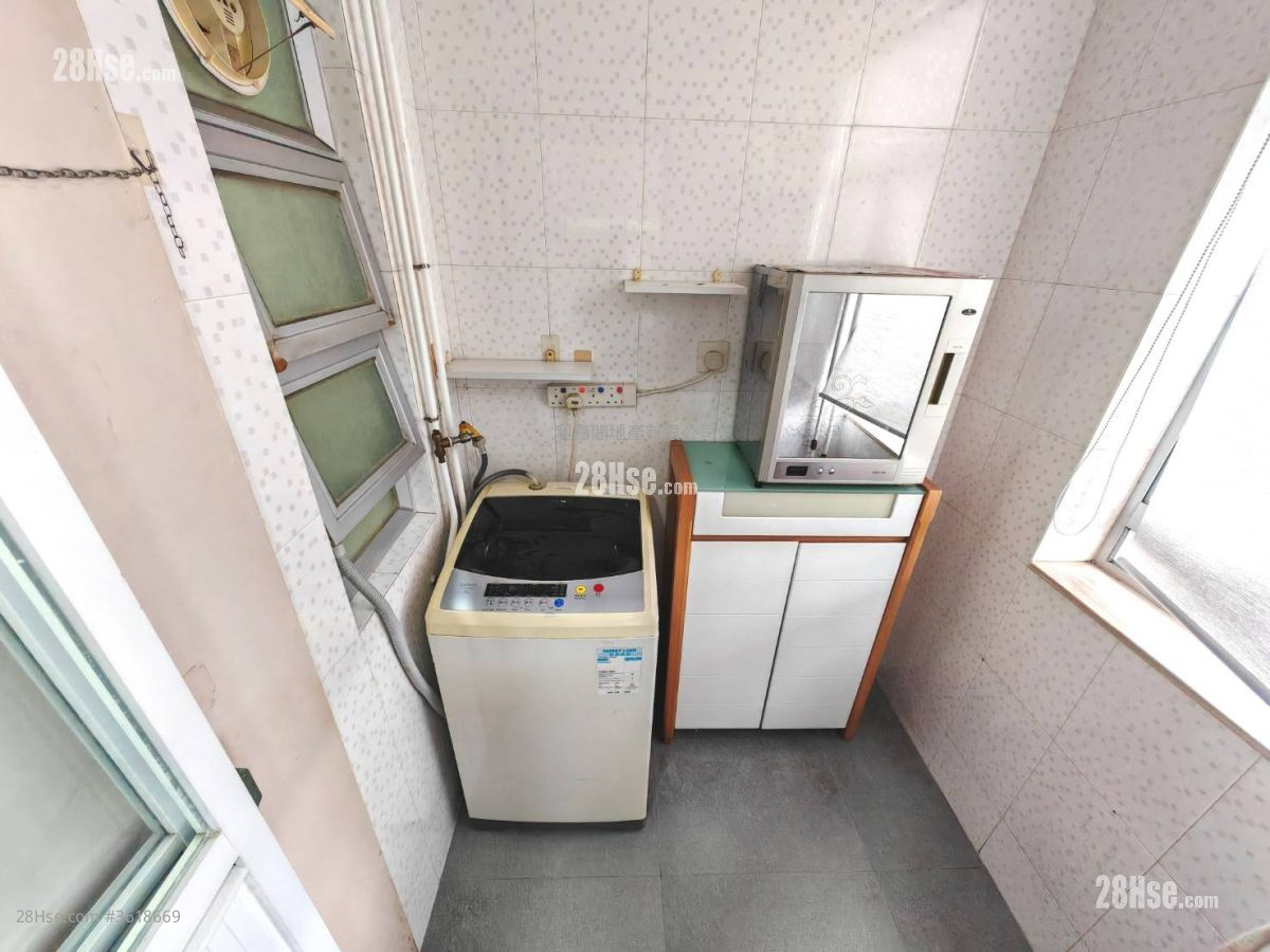 Ching Wah Court Sell 2 Bedrooms , 1 Bathroom 363 ft² ( 33.7 m² ) Ching Wah Court Sell 2 Bedrooms , 1 Bathroom 363 ft² ( 33.7 m² )