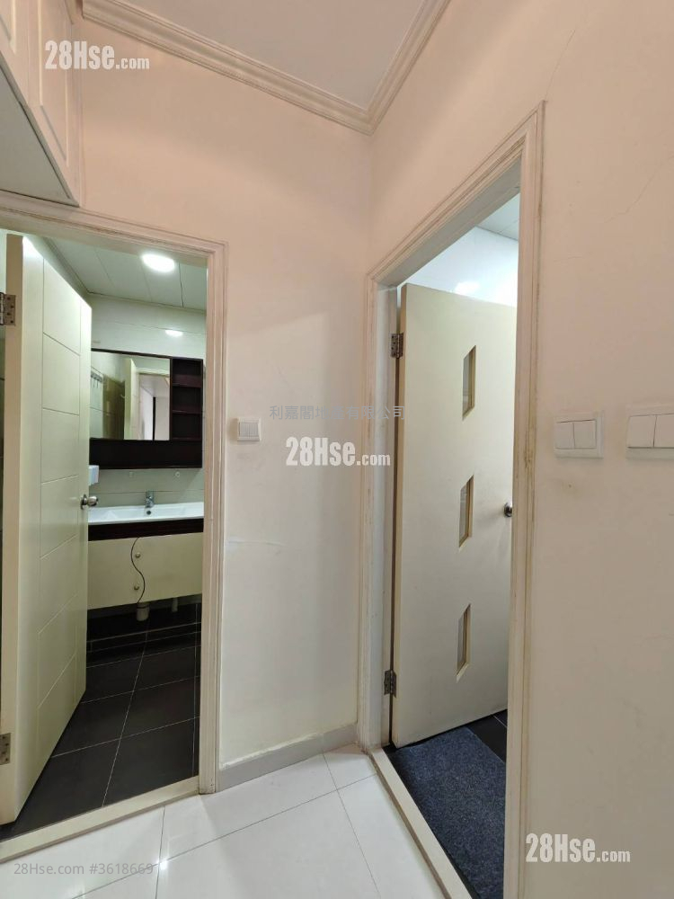 Ching Wah Court Sell 2 Bedrooms , 1 Bathroom 363 ft² ( 33.7 m² ) Ching Wah Court Sell 2 Bedrooms , 1 Bathroom 363 ft² ( 33.7 m² )