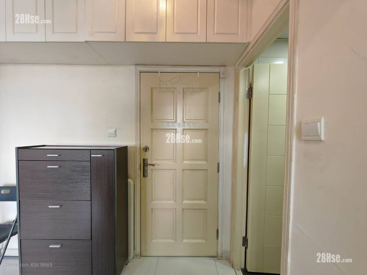 Ching Wah Court Sell 2 Bedrooms , 1 Bathroom 363 ft² ( 33.7 m² ) Ching Wah Court Sell 2 Bedrooms , 1 Bathroom 363 ft² ( 33.7 m² )