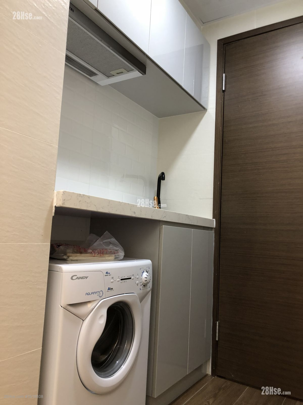 轩尼诗大楼 租盘 开放式间隔 , 1 浴室 140 平方尺 ( 13.0 平方米 ) 轩尼诗大楼 租盘 开放式间隔 , 1 浴室 140 平方尺 ( 13.0 平方米 )