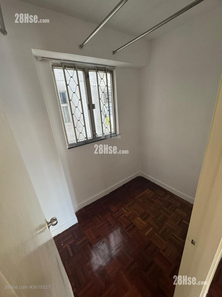 Whampoa Garden Rental 4 Bedrooms , 2 Bathrooms 755 ft² ( 70.1 m² ) Whampoa Garden Rental 4 Bedrooms , 2 Bathrooms 755 ft² ( 70.1 m² )