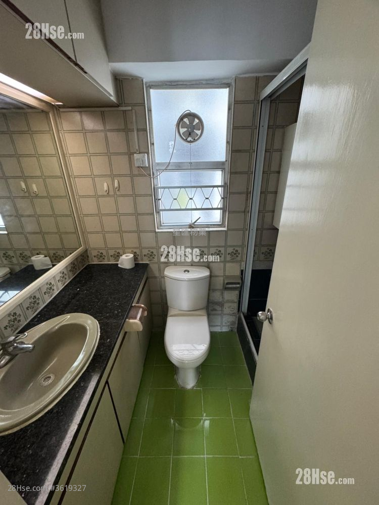 Whampoa Garden Rental 4 Bedrooms , 2 Bathrooms 755 ft² ( 70.1 m² ) Whampoa Garden Rental 4 Bedrooms , 2 Bathrooms 755 ft² ( 70.1 m² )