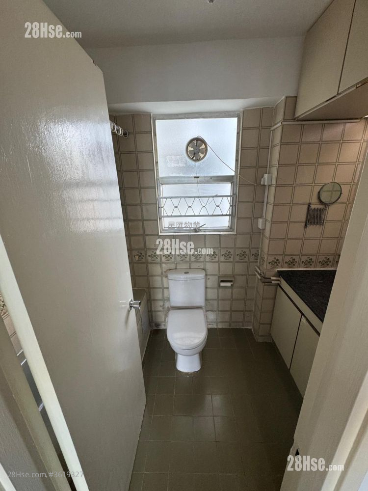 Whampoa Garden Rental 4 Bedrooms , 2 Bathrooms 755 ft² ( 70.1 m² ) Whampoa Garden Rental 4 Bedrooms , 2 Bathrooms 755 ft² ( 70.1 m² )