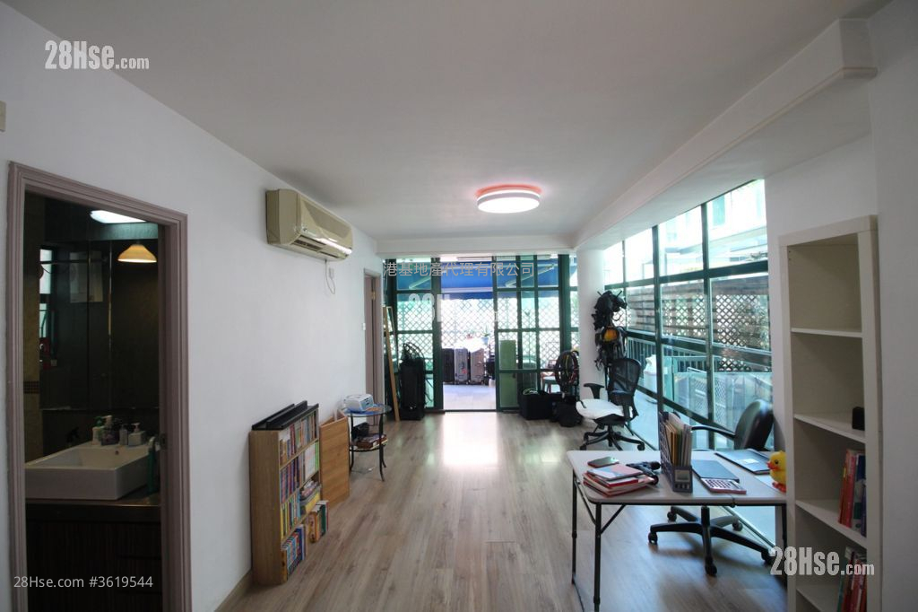 Tai Hang Hau Sell 3 Bedrooms , 1 Bathroom 630 ft² ( 58.5 m² ) Tai Hang Hau Sell 3 Bedrooms , 1 Bathroom 630 ft² ( 58.5 m² )