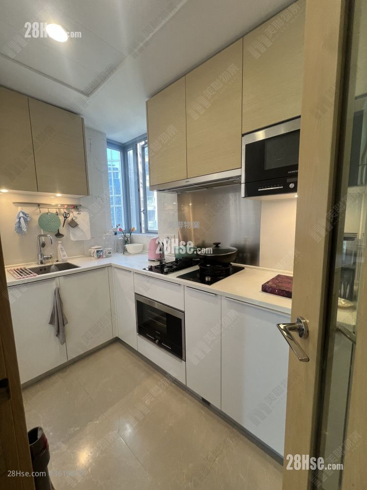 The Parkside Sell 3 Bedrooms 694 ft² ( 64.5 m² ) The Parkside Sell 3 Bedrooms 694 ft² ( 64.5 m² )