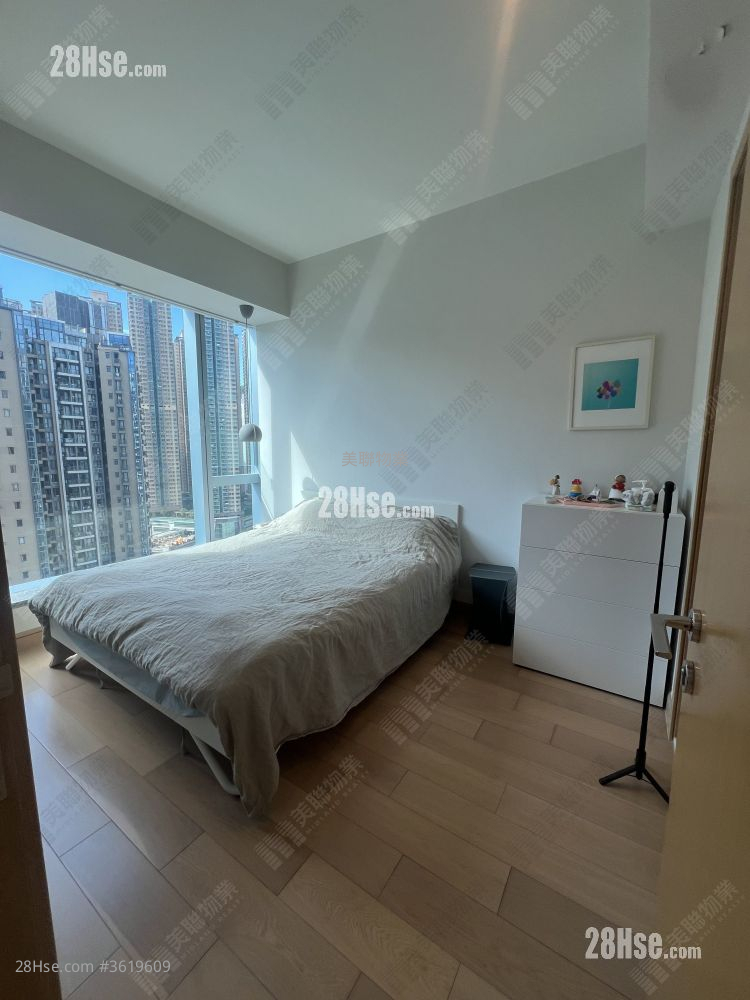 The Parkside Sell 3 Bedrooms 694 ft² ( 64.5 m² ) The Parkside Sell 3 Bedrooms 694 ft² ( 64.5 m² )