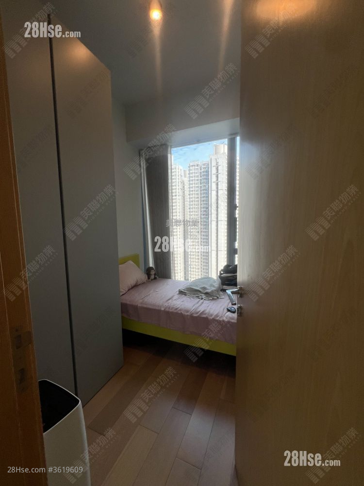 The Parkside Sell 3 Bedrooms 694 ft² ( 64.5 m² ) The Parkside Sell 3 Bedrooms 694 ft² ( 64.5 m² )