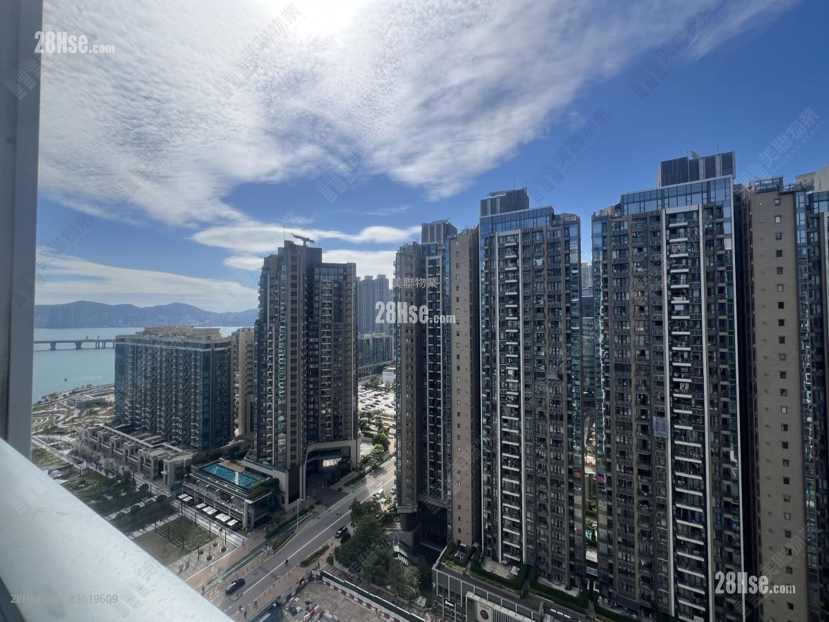 The Parkside Sell 3 Bedrooms 694 ft² ( 64.5 m² ) The Parkside Sell 3 Bedrooms 694 ft² ( 64.5 m² )