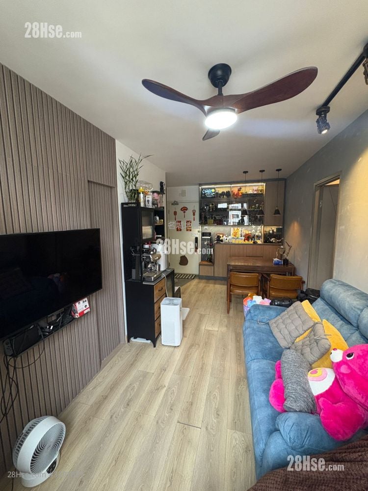 Ka Shun Court Sell 3 Bedrooms , 1 Bathroom 449 ft² ( 41.7 m² )