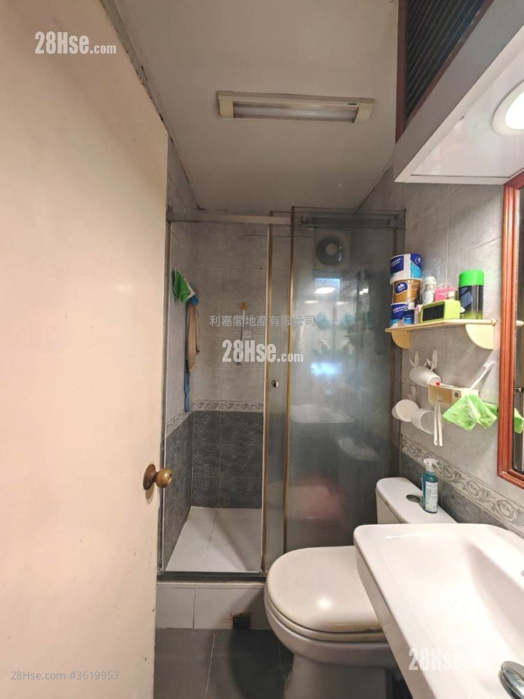 Ching Wah Court Sell 3 Bedrooms , 1 Bathroom 554 ft² ( 51.5 m² ) Ching Wah Court Sell 3 Bedrooms , 1 Bathroom 554 ft² ( 51.5 m² )