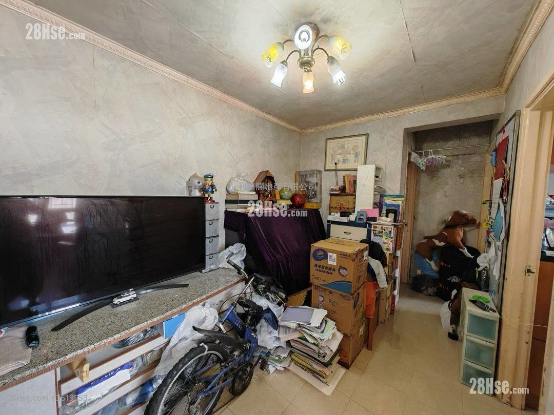 Ching Wah Court Sell 3 Bedrooms , 1 Bathroom 554 ft² ( 51.5 m² ) Ching Wah Court Sell 3 Bedrooms , 1 Bathroom 554 ft² ( 51.5 m² )