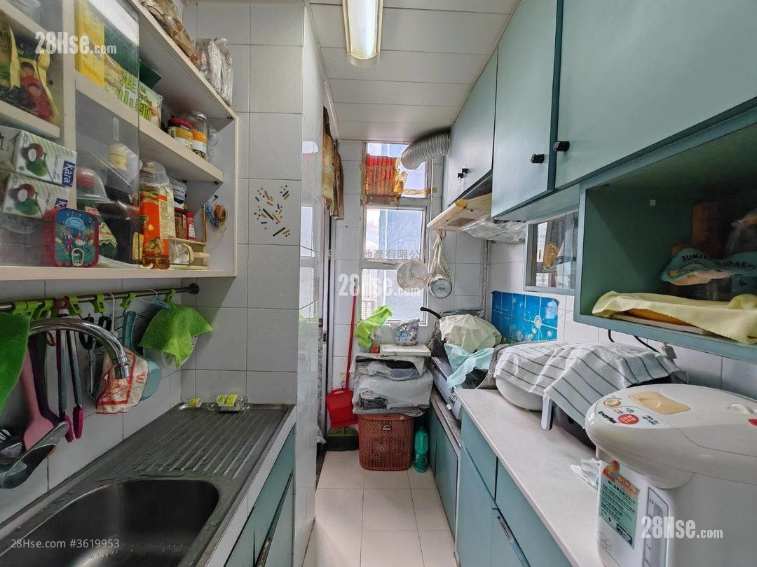Ching Wah Court Sell 3 Bedrooms , 1 Bathroom 554 ft² ( 51.5 m² ) Ching Wah Court Sell 3 Bedrooms , 1 Bathroom 554 ft² ( 51.5 m² )