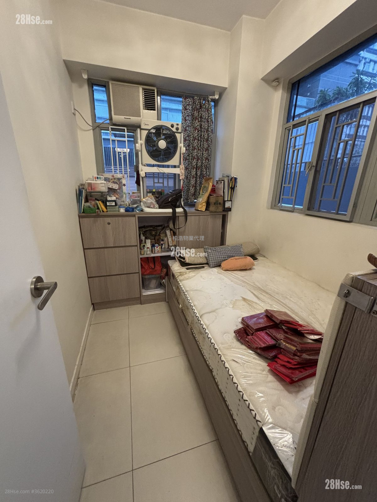 Chiu Tak Mansion Sell 2 Bedrooms , 1 Bathroom 307 ft² ( 28.5 m² ) Chiu Tak Mansion Sell 2 Bedrooms , 1 Bathroom 307 ft² ( 28.5 m² )
