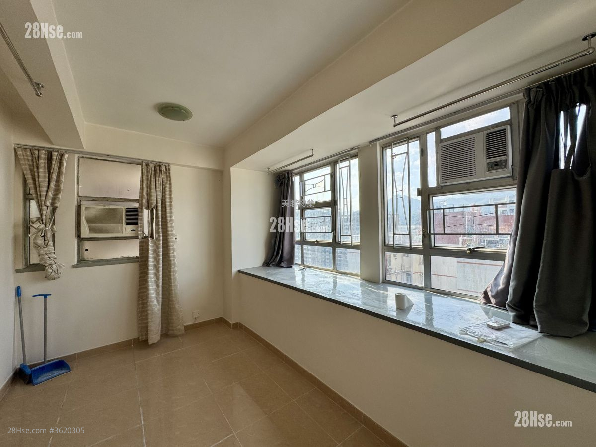 Greenwood Garden Rental Studio , 1 Bathroom 215 ft² ( 20.0 m² ) Greenwood Garden Rental Studio , 1 Bathroom 215 ft² ( 20.0 m² )