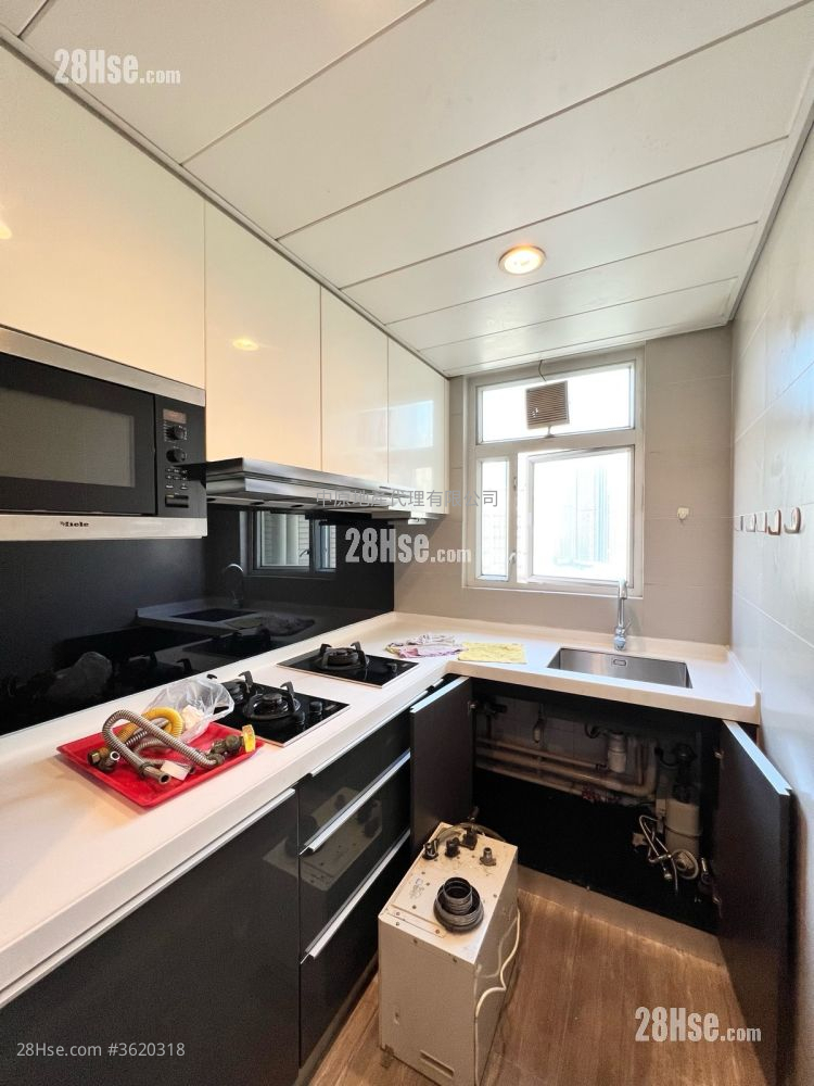 The Sparkle Sell 3 Bedrooms 783 ft² ( 72.7 m² ) The Sparkle Sell 3 Bedrooms 783 ft² ( 72.7 m² )