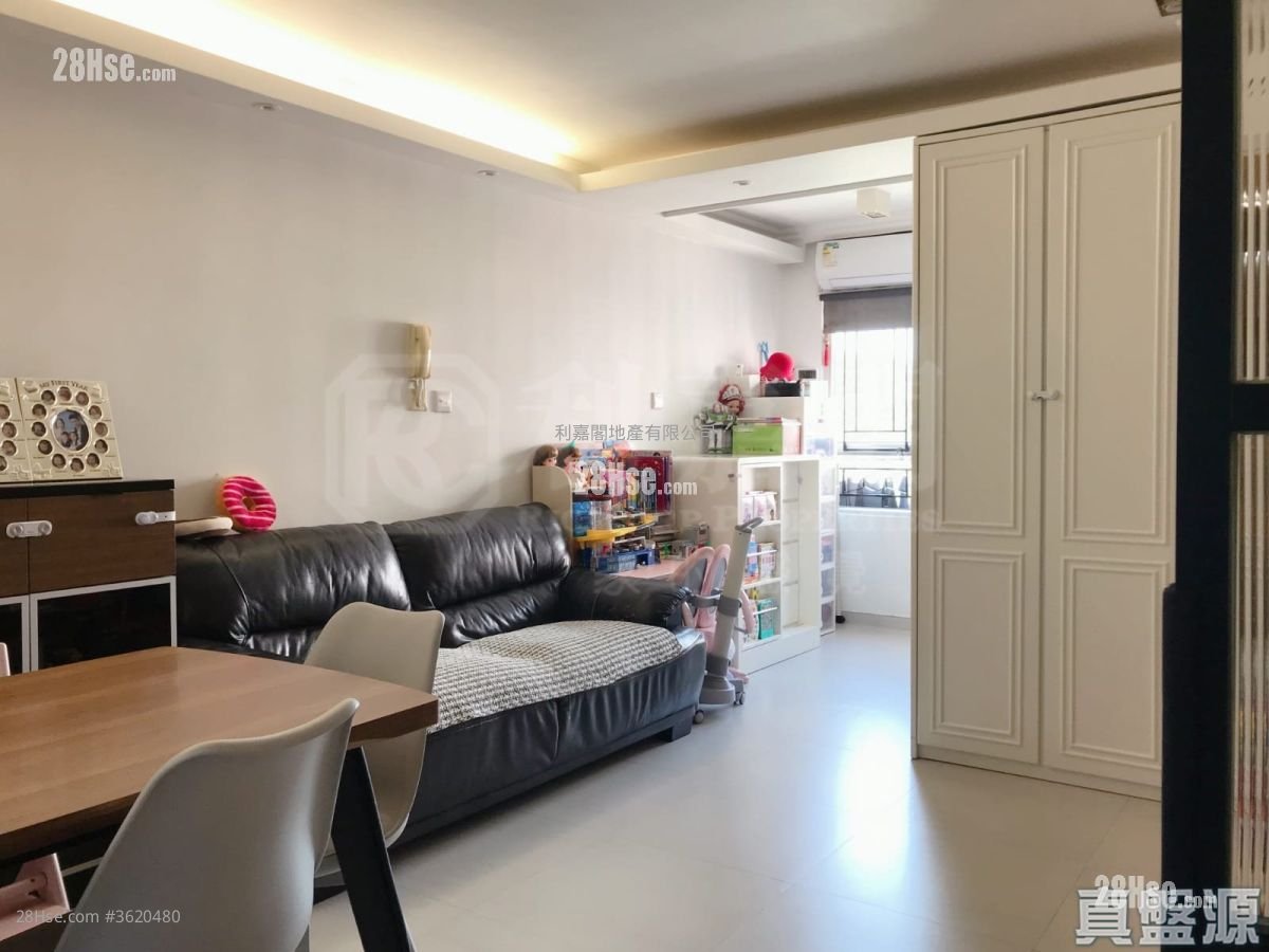 Lai Yan Court Sell 2 Bedrooms , 1 Bathroom 428 ft² ( 39.8 m² )