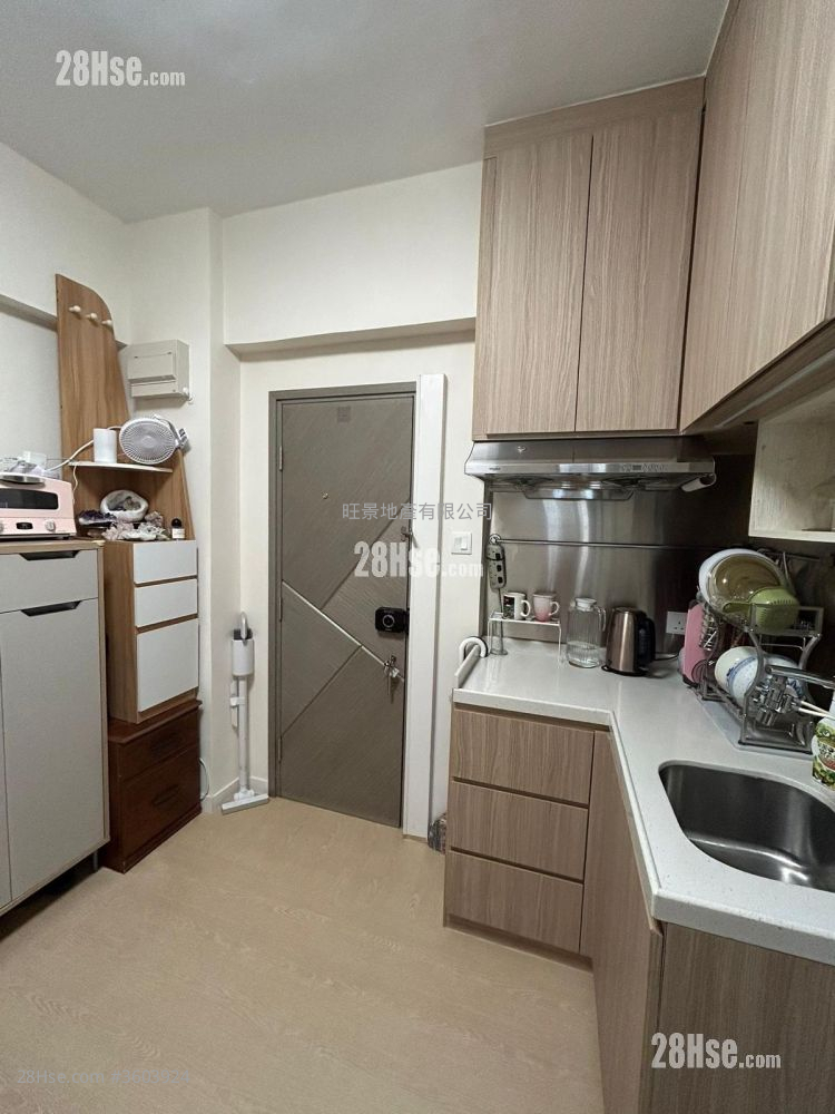 Ko Mong Building Sell 2 Bedrooms 273 ft² ( 25.4 m² )