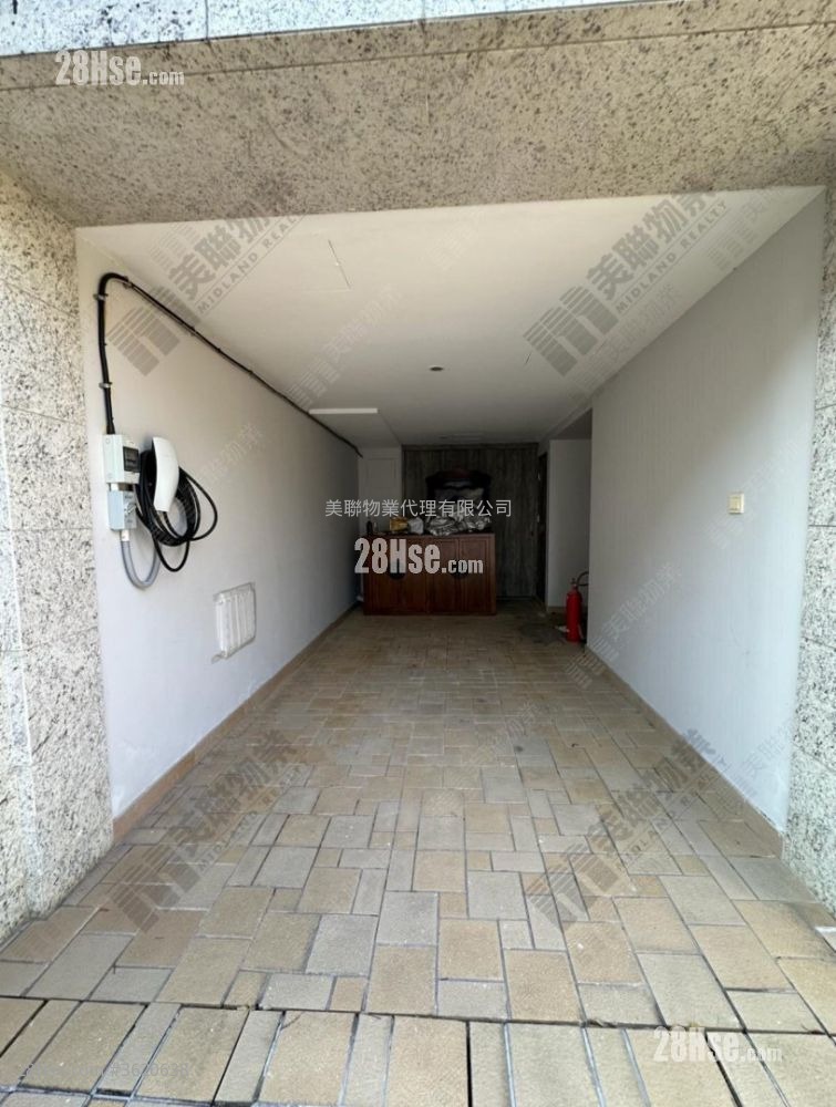 The Green Sell 3 Bedrooms 1,315 ft² ( 122.2 m² ) The Green Sell 3 Bedrooms 1,315 ft² ( 122.2 m² )
