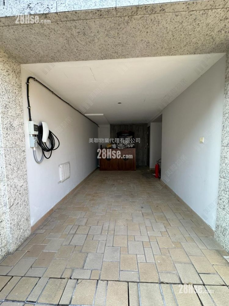 The Green Sell 3 Bedrooms 1,315 ft² ( 122.2 m² ) The Green Sell 3 Bedrooms 1,315 ft² ( 122.2 m² )
