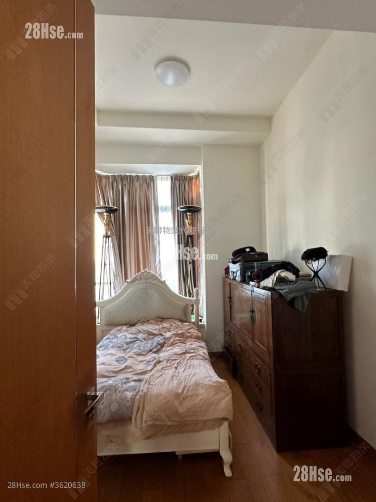The Green Sell 3 Bedrooms 1,315 ft² ( 122.2 m² ) The Green Sell 3 Bedrooms 1,315 ft² ( 122.2 m² )