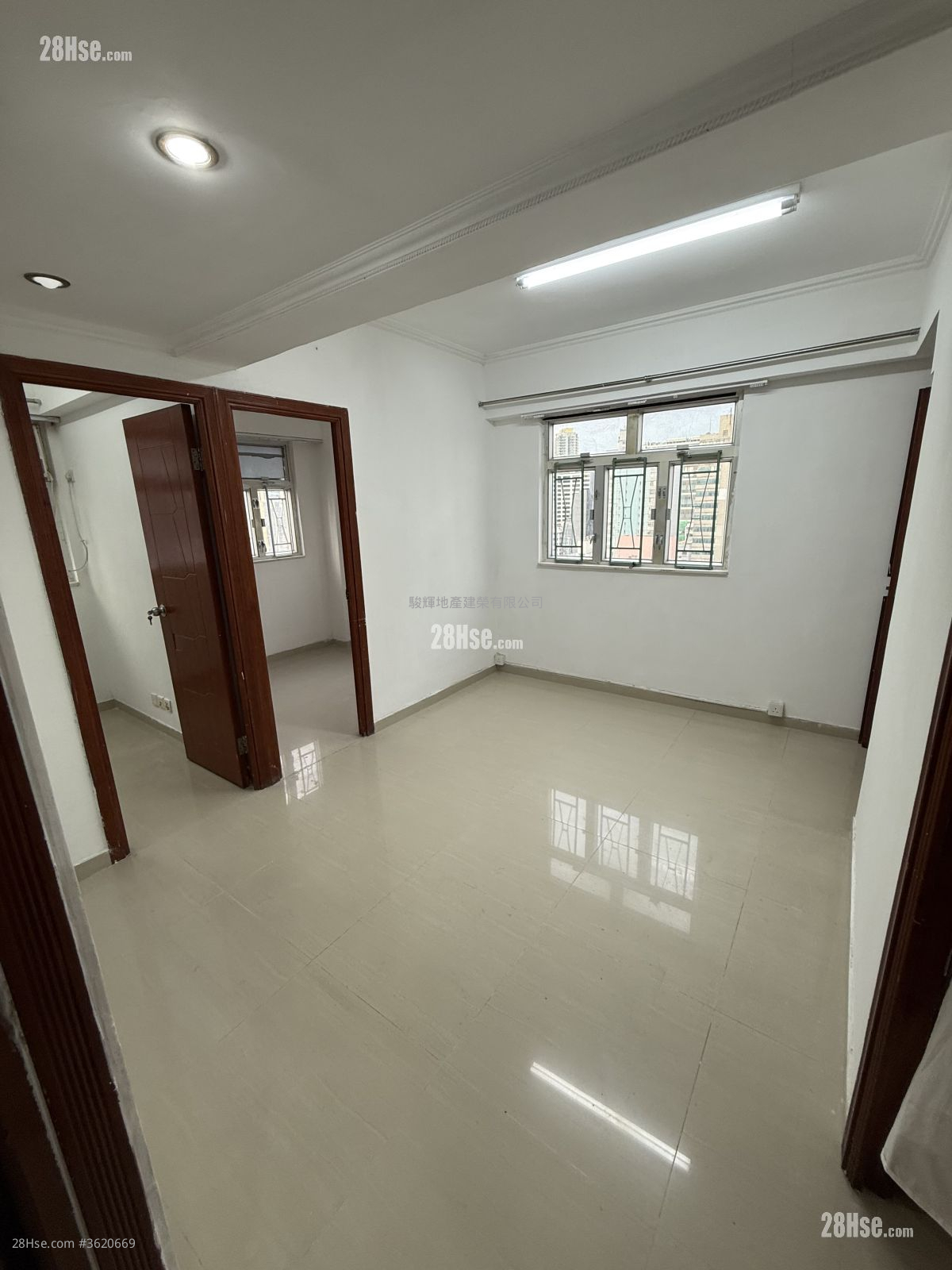 Kam Wah Building Rental 3 Bedrooms , 1 Bathroom 414 ft² ( 38.5 m² ) Kam Wah Building Rental 3 Bedrooms , 1 Bathroom 414 ft² ( 38.5 m² )