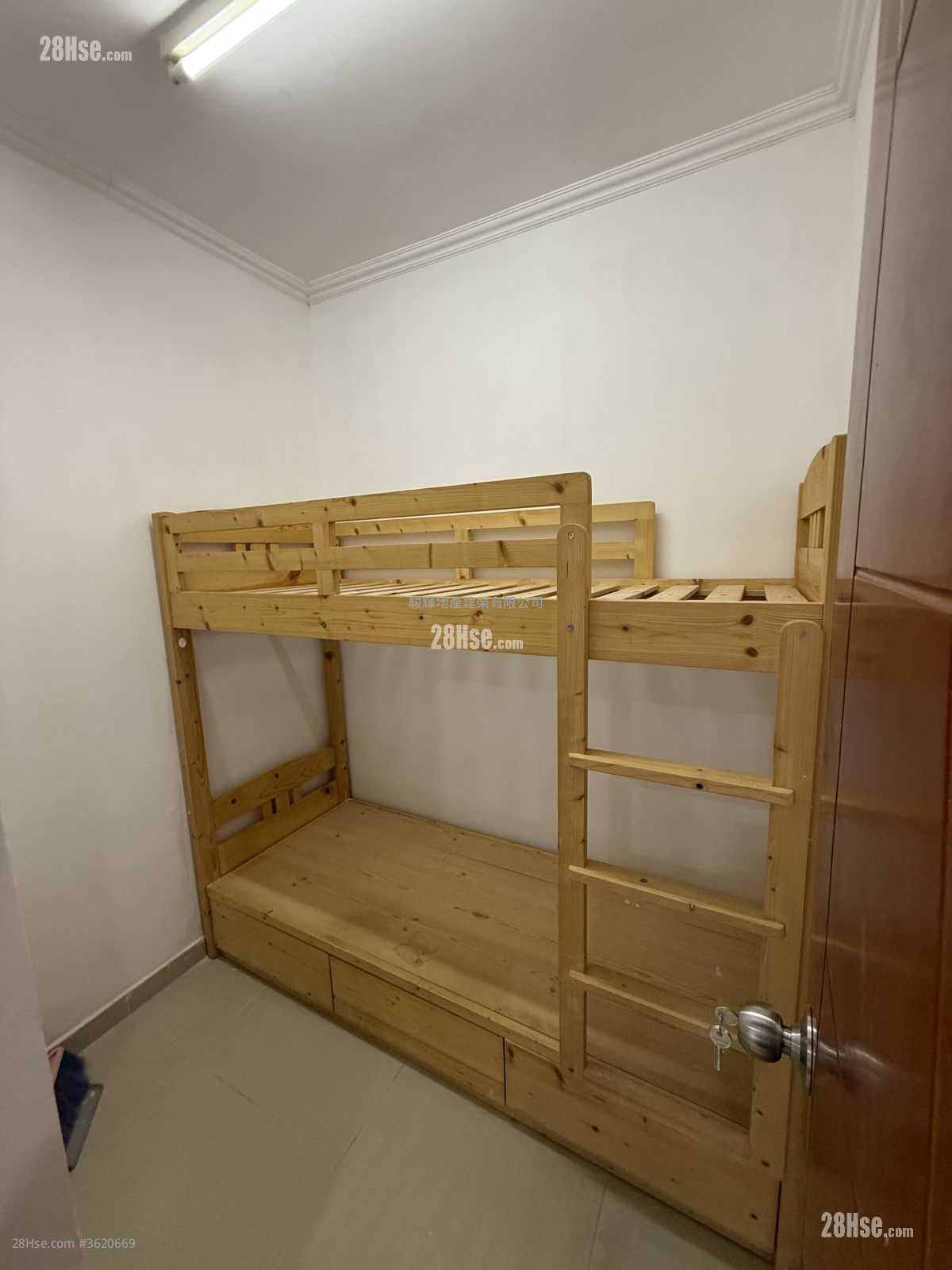 Kam Wah Building Rental 3 Bedrooms , 1 Bathroom 414 ft² ( 38.5 m² ) Kam Wah Building Rental 3 Bedrooms , 1 Bathroom 414 ft² ( 38.5 m² )