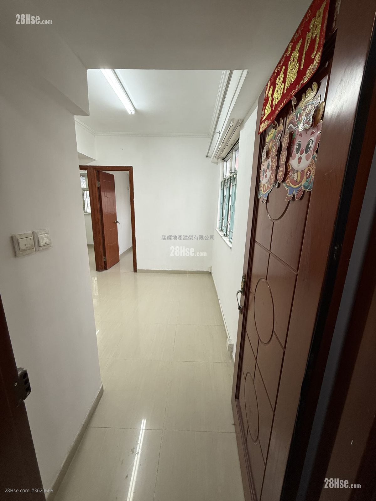 Kam Wah Building Rental 3 Bedrooms , 1 Bathroom 414 ft² ( 38.5 m² ) Kam Wah Building Rental 3 Bedrooms , 1 Bathroom 414 ft² ( 38.5 m² )