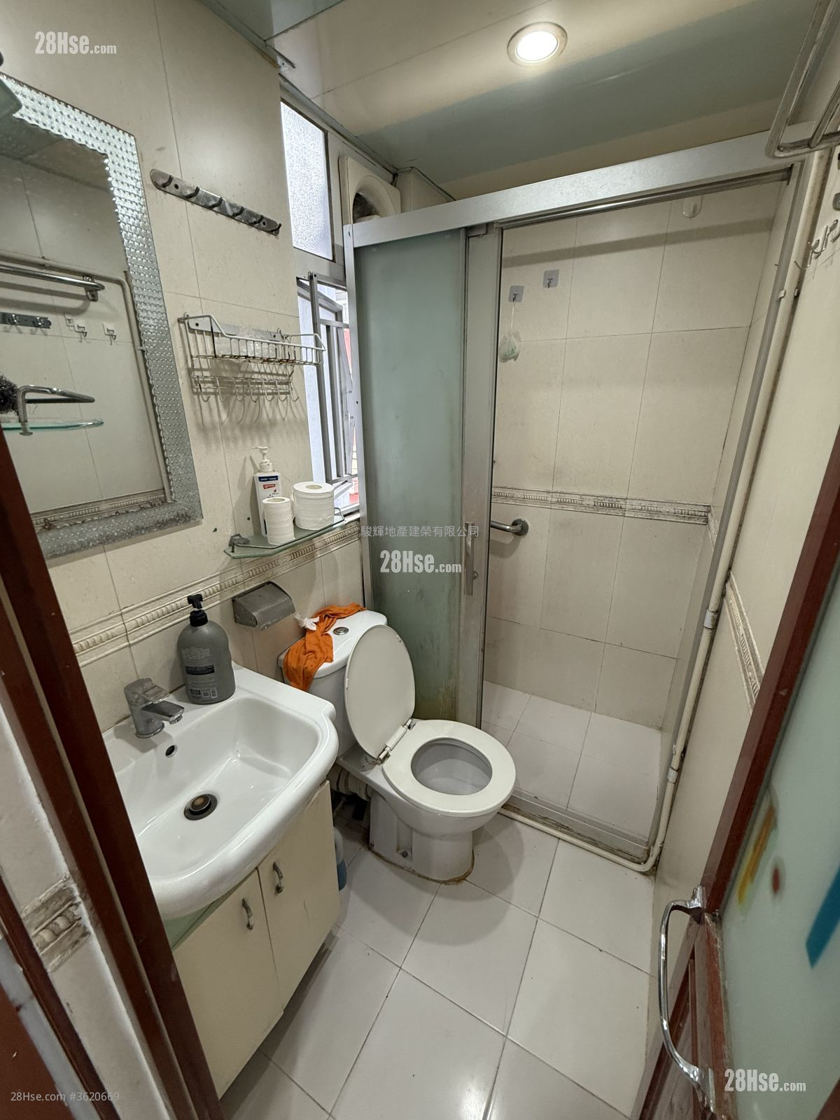 Kam Wah Building Rental 3 Bedrooms , 1 Bathroom 414 ft² ( 38.5 m² ) Kam Wah Building Rental 3 Bedrooms , 1 Bathroom 414 ft² ( 38.5 m² )