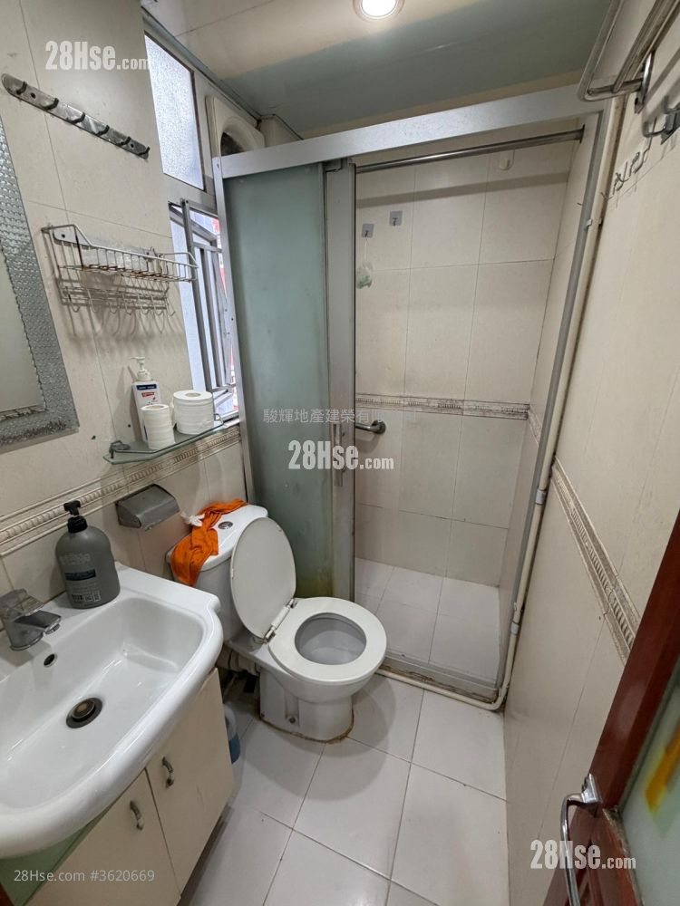 Kam Wah Building Rental 3 Bedrooms , 1 Bathroom 414 ft² ( 38.5 m² ) Kam Wah Building Rental 3 Bedrooms , 1 Bathroom 414 ft² ( 38.5 m² )