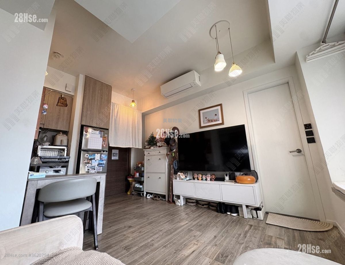 The Reach Rental 2 Bedrooms , 1 Bathroom 357 ft² ( 33.2 m² ) The Reach Rental 2 Bedrooms , 1 Bathroom 357 ft² ( 33.2 m² )